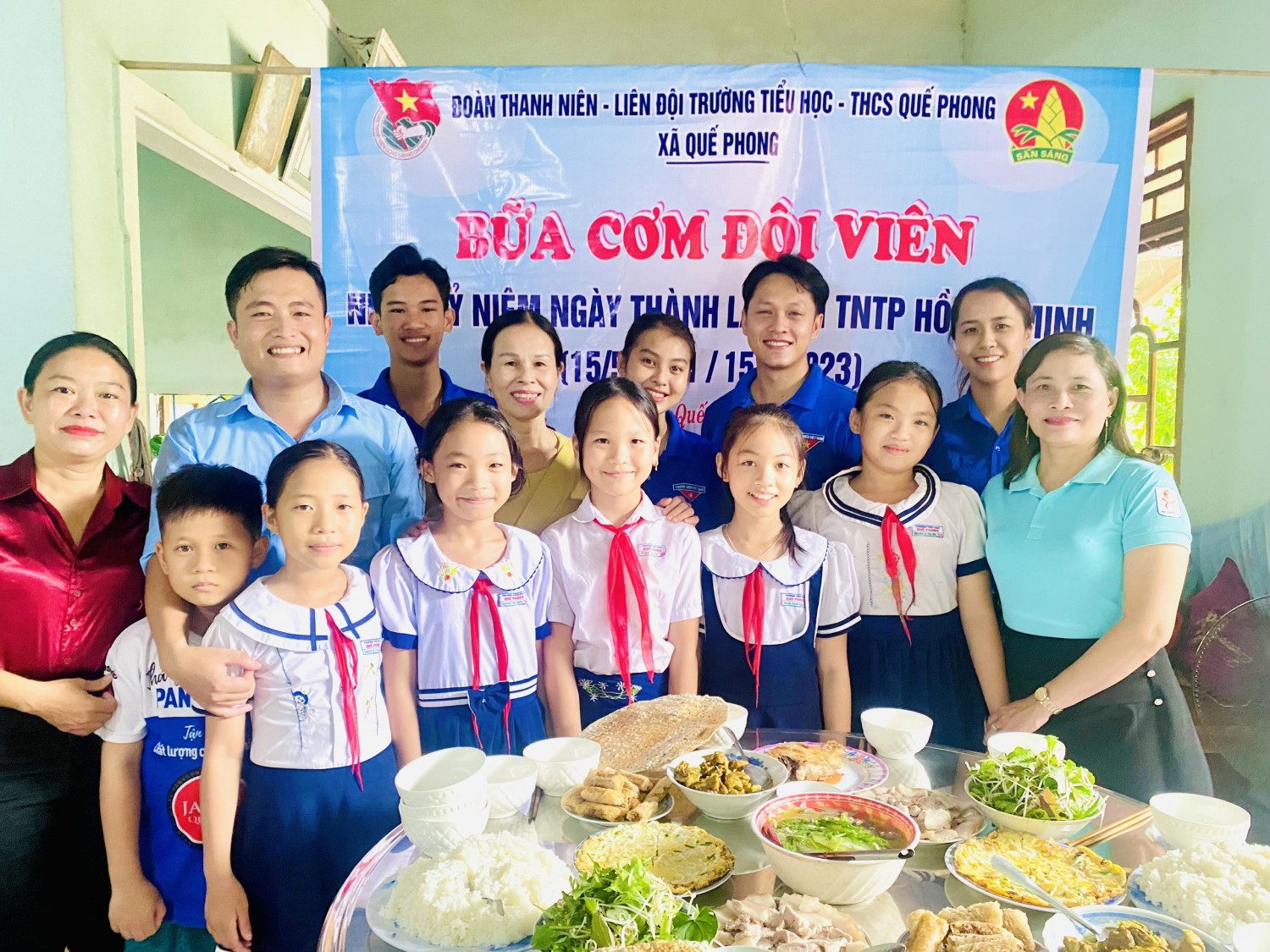 Đoàn thanh niên-Hội đồng đội xã Quế Phong phối hợp Liên đội Tiểu học-THCS Quế Phong tổ chức thăm, tặng quà và “Bữa cơm đội viên” nhân kỷ niệm 82 năm ngày thành lập Đội TNTP Hồ Chí Minh (15/5/1941-15/5/2023)